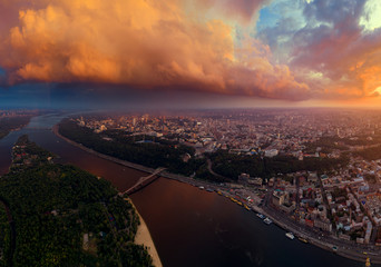 Prachtig panorama van de stad Kiev vanuit de lucht. De rivier de Dnjepr en de twee oevers van de stad bij zonsondergang. Truchanov-eiland en voetgangersbrug.