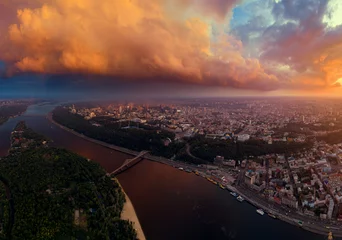Photo sur Plexiglas Kiev Beautiful panorama of the city of Kiev from the air. The Dnieper River and the two banks of the city at sunset. Trukhanov Island and Footbridge.