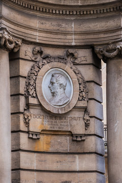 Monumental fountain (1900) occupies center square of Place Georges Mulot in Paris. It is decorated with 4 medallions representing Georges Mulot (engineer), Rosa Bonheur, Dr. Bouchut and Hauy Valentin.