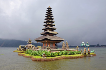 Fototapeta na wymiar Pura Ulun Danu Beratan water temple on Bali, Indonesia