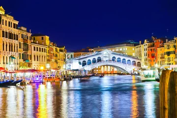 Fototapeten View of the Rialto Bridge and Grand Canal in Venice at night © Javen