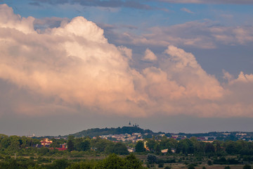 Chmury kłębiaste nad miastem