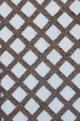 The pattern on the wall is in the form of rhombuses of sand.