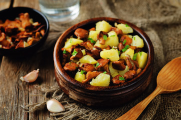 Chanterelle onion fried potatoes