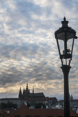 Karlsbrücke in Prag in der Abenddämmerung