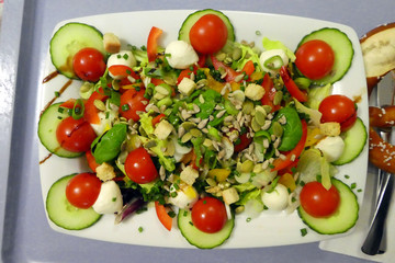 Grüner Salat mit Mozarella und Tomate