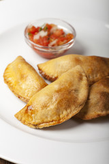 hausgemachte Empanadas mit Salsa