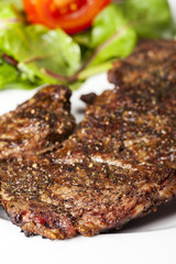 Nahaufnahme eines Steaks mit Pfeffer