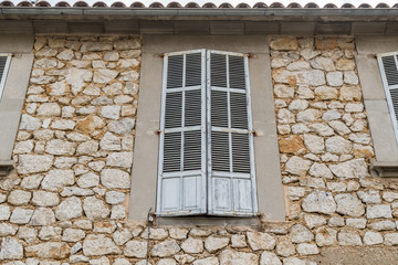 Fensterladen eines mediterranen Hauses