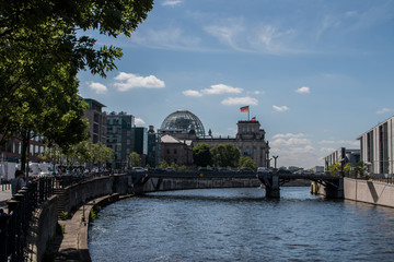 Fototapeta na wymiar Berlin parliament with river
