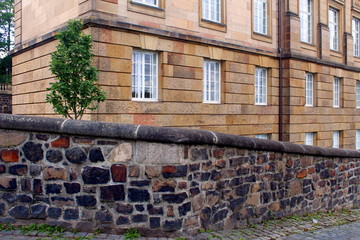 Mauer aus grobem Bruchstein