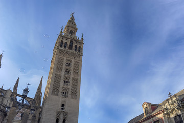 Fototapeta na wymiar Bella torre de la antigua mezquita de Sevilla llamada Giralda