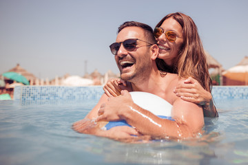 Fototapeta premium Couple in the swimming pool