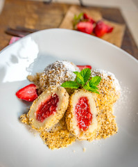 Erdbeerknödel mit Butterbrösel