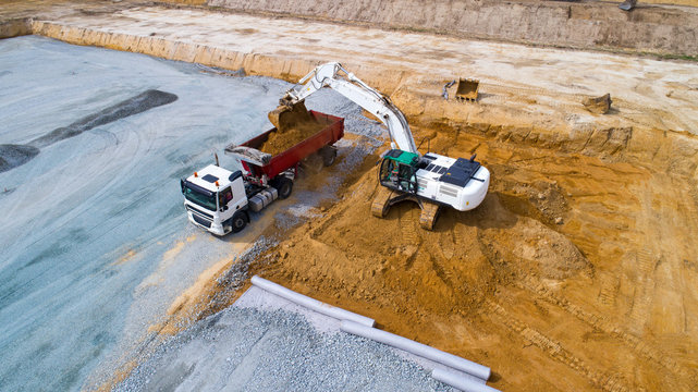 Photo a&eacute;rienne d'une pelleteuse chargeant un camion sur un chantier