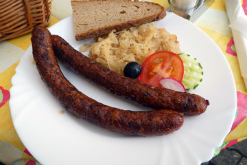 fränkische Bratwürste mit Silvanerkraut und Brot