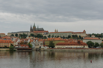 Obraz premium Cityscape view on the riverside with the bridge and old town in Prague