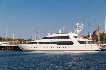 Fototapeta na wymiar Large luxury white yacht on the port 