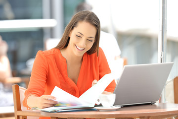Fototapeta premium Entrepreneur working reading documents in a bar