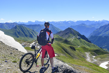 Mountainbiker genießt die Aussicht am Gipfel
