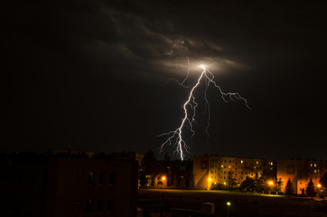 burza w nocy pioruny 