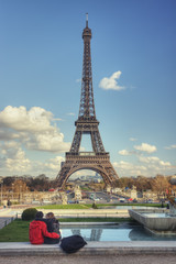 Fototapeta na wymiar Couple in Love and Eiffel Tower