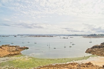 Vue de l'&icirc;le de Br&eacute;hat