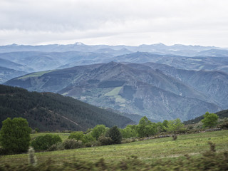 Fototapeta na wymiar Río Navia desde A Fonsagrada en Lugo hace frontera con Asturias