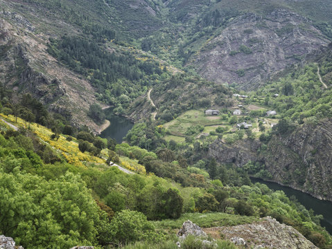 R&iacute;o Navia desde A Fonsagrada en Lugo hace frontera con Asturias 