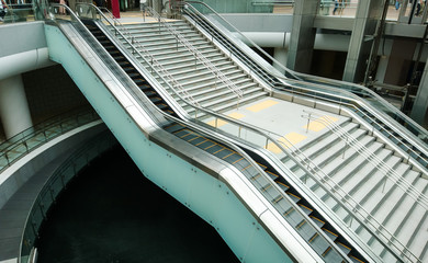 金沢駅地下に続くエスカレーターと階段