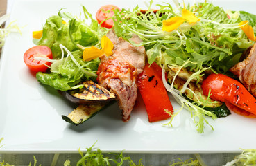 Warm salad with beef and pepper