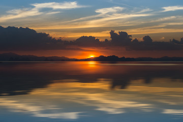 Obraz premium Sunset sky and cloud on the lake.