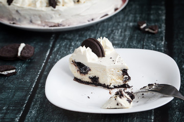 Creamy cheesecake with chocolate cookies