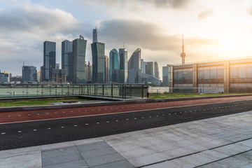 Obraz premium empty pavement and modern buildings in shanghai