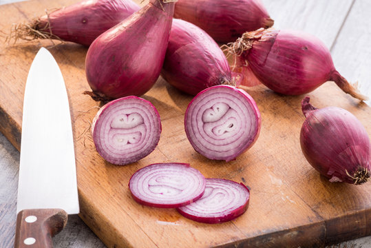 Cipolle rosse di tropea ambientate sul tagliere di legno