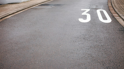 Höchstgeschwindigkeit - 30 Km auf dem asphalt gemahlt