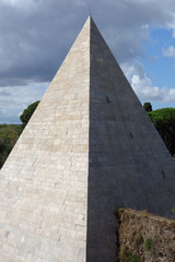 Fototapeta na wymiar Piramide Cestia Rome