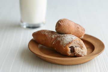 パンと牛乳　朝食イメージ