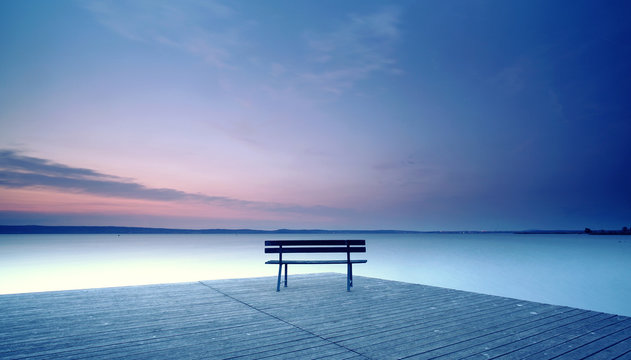 Ruhe und Stille an einsamer Bank