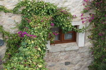 Naklejka premium Kleines Fenster eines mediterranen Hauses