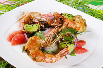 Shrimp with avocado and grapefruit