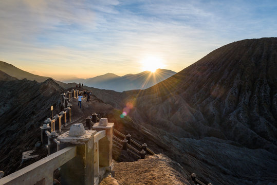 Indonesien, Java Timur, Probolinggo, Am Kraterrand des Bromo kann man an einer hinduistischen Ganesha-Figur Opfergaben in den Krater werfen. Das Volk der Tengger ist eine hinduistische Minderheit im f
