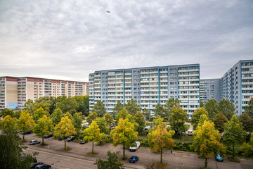 Wohngebiet mit Plattenbauten in Berlin
