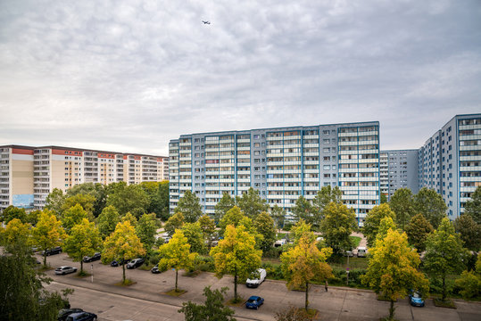 Wohngebiet mit Plattenbauten in Berlin