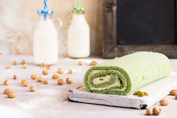 Biscuit pistachio roulette