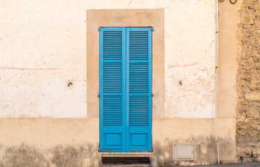 Obraz na płótnie Canvas Blauer Fensterladen eines großen Fenster