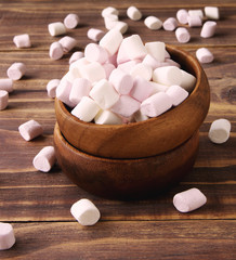 Fototapeta na wymiar marshmallow in wooden bowl on the table