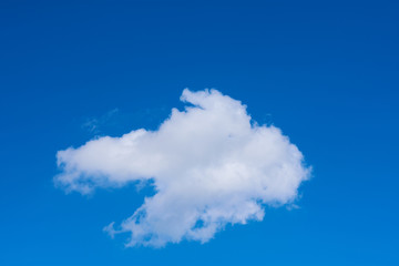 Eine Wolke am azurblauen Himmel