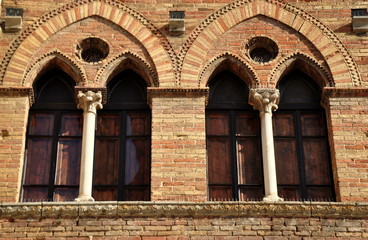 Obraz premium Wunderschön gemauerte Fenster am Palazzo Tortoli