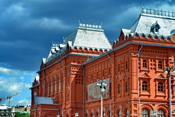 Obraz premium Russie, Moscou, statue de Joukov et musée d'histoire sur la place du manège